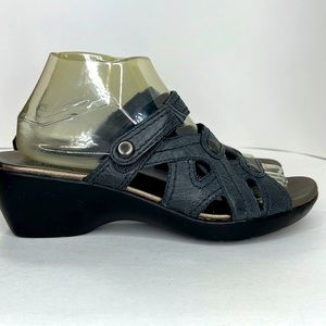 Clarks Bendable Navy Sandals w/ Adjustable top strap. Women’s Sz 8.5
